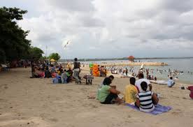 Masyarakat Bali Penuhi Pantai Sanur