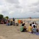 Masyarakat Bali Penuhi Pantai Sanur