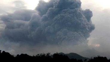 GUNUNG GAMALAMA Semburkan Abu Vulkanik Setinggi 200 Meter