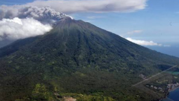 Gunung Gamalama Meletus
