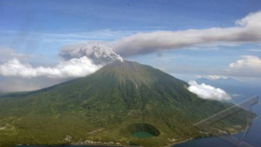 Gunung Gamalama Meletus: Dua Pendaki Dilaporkan Tersesat