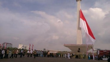 HARI BELA NEGARA 2014: Ahok Kibarkan Bendera Raksasa di Monas