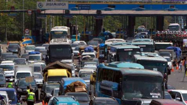 INFO LALU LINTAS: 2 Truk Terguling, Jalan Tol Arah Cikampek Tersendat