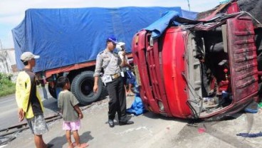 Truk Terguling, Exit Tol Jatiasih Macet