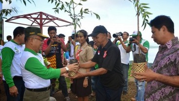 HARI MENANAM: Wagub Sulut Tanam Pohon Cempaka dan Jabon