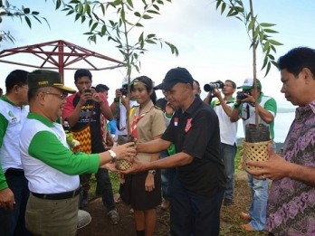HARI MENANAM: Wagub Sulut Tanam Pohon Cempaka dan Jabon