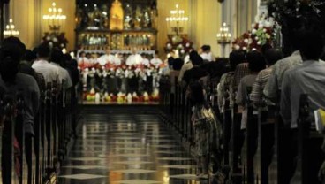 MISA MALAM NATAL: Jemaat Penuhi Katedral