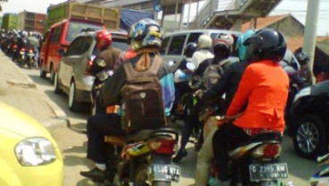 INFO LALU LINTAS: Bus Koantas Terguling, Jl Ciputat-Pasar Jumat Tersendat