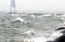 LIBUR NATAL & TAHUN BARU: Gelombang Tinggi, Wisatawan Dilarang Berenang di Kawasan Pantai Anyer