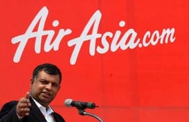 AIR ASIA QZ8501 HILANG: Tony Fernandes Temui Keluarga Penumpang di Bandara Juanda