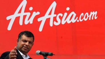 AIR ASIA QZ8501 HILANG: Tony Fernandes Temui Keluarga Penumpang di Bandara Juanda