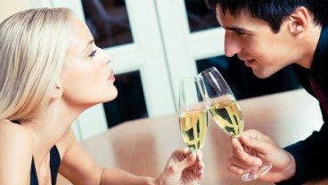5 Cara "Flirting" ke Pria Tanpa Terkesan Berlebihan