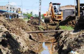 Wali Kota Tangerang Bongkar Paksa Bangunan yang Tutup Drainase