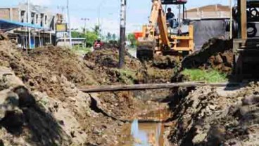 Wali Kota Tangerang Bongkar Paksa Bangunan yang Tutup Drainase