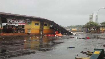 CUACA EKSTREM: Hujan Badai, Restoran di Pantai Manado Ambruk