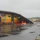 CUACA EKSTREM: Hujan Badai, Restoran di Pantai Manado Ambruk
