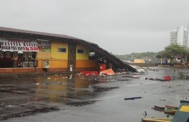 CUACA EKSTREM: Hujan Badai, Restoran di Pantai Manado Ambruk