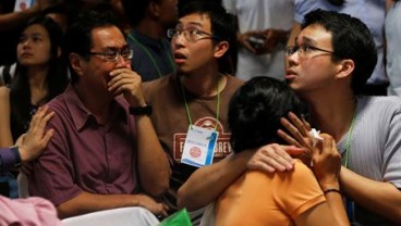 AIRASIA QZ8501: Inilah Kronologi Penemuan Serpihan & Jasad Korban, 4 Jenazah Berangkulan