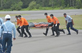 SERPIHAN AIR ASIA QZ8510 DITEMUKAN: 2 Jenazah Dievakuasi Ke Surabaya