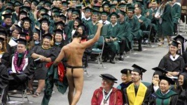 Wisudawan Ini Telanjang Usai Dapatkan Piagam