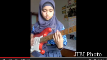 Gadis Berjilbab Ini Pandai Memainkan Musik Metal