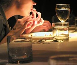 Wanita Cantik Gratis Makan & Minum di Restoran Ini