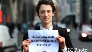 Frustasi Nganggur, Pemuda Ganteng Ini Pamerkan CV di Jalan