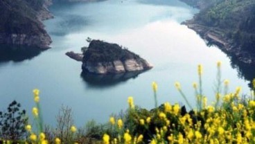 Pulau Ini Hanya Muncul Saat Musim Semi Tiba