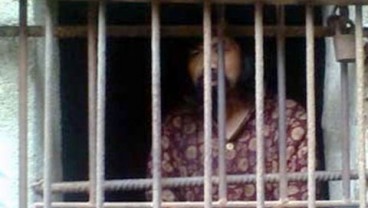 Gila Karena Cinta, Pria Ini Dikurung Di Kandang Ayam Oleh Ibunya