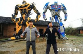 Petani Ini Sulap Barang Loak Jadi Robot Transformers