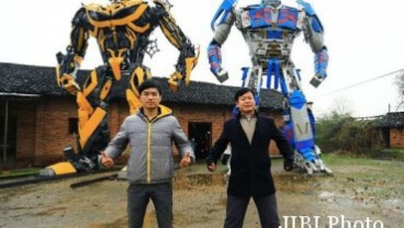 Petani Ini Sulap Barang Loak Jadi Robot Transformers
