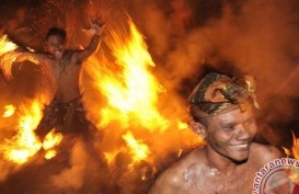 Aksi Pemuda Menembus Api di Bali