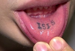 Punya Tato ISIS di Bibir, Pemuda Ini Dipecat Dari Pekerjaannya
