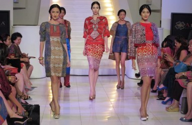 Koleksi Spring-Summer Alleira Batik Bermotif Bunga