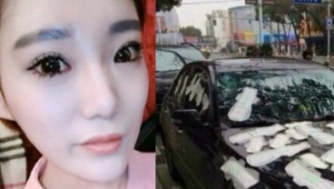 Dibakar Api Cemburu, Wanita Ini Tempeli Mobil Pacar Dengan Pembalut