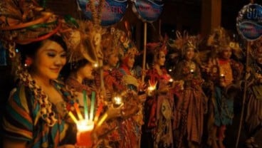 Peringati Earth Hour, Model Busana Lenggak-lenggok Sambil Bawa Lilin