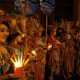 Peringati Earth Hour, Model Busana Lenggak-lenggok Sambil Bawa Lilin