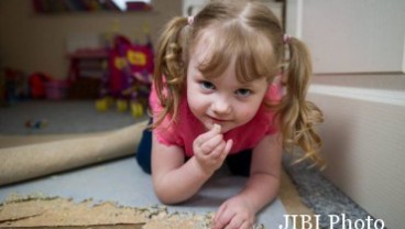 Astaga! Bocah Lucu Ini Doyan Makan Karpet