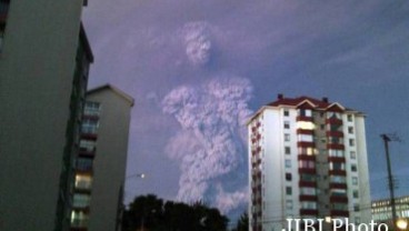 Asap Menyerupai Raksasa Muncul Saat Gunung Meletus