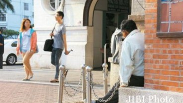 Selama 20 Tahun, Pria Ini Menunggu Sang Kekasih di Stasiun