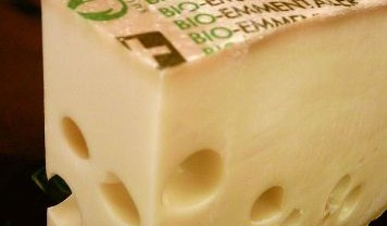 Misteri Kenapa Keju Swiss Berlubang Akhirnya Terungkap