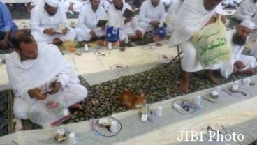 Wah, Kucing Ini Ikutan Antre untuk Buka Bersama di Masjid Suci Mekkah