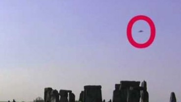 UFO Tertangkap Kamera Terbang di Atas Stonehenge