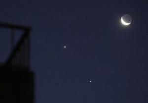 Tengok Langit Malam Ini, Bulan Sabit, Jupiter, & Venus Bentuk Segitiga
