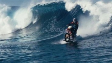 Aksi Nyentrik Surfing Menggunakan Motor