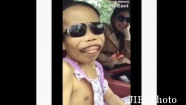Bergelimang Harta, Pria Bertampang Pas-pasan Ini Beli 20 Pacar Cantik