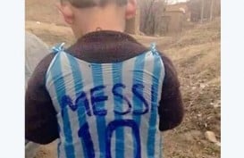 Bocah Irak Pakai Seragam Messi dari Kantong Plastik