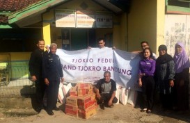 Peduli Korban Banjir, Grand Tjokro Bandung Sambangi Warga Bojong Asih