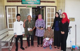 Q Grand Dafam Syariah Banjarbaru Berbagi Takjil di Panti Jompo
