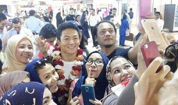Sambil Nunggu Balapan, Rio Haryanto Lebaran di London